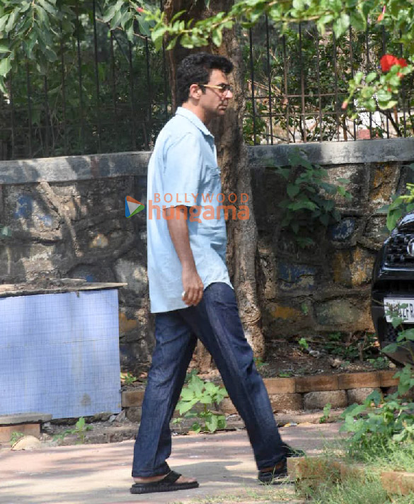 photos celebs attend mukesh chhabras mother funeral 16