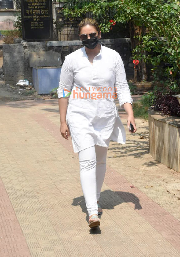 photos celebs attend mukesh chhabras mother funeral 4