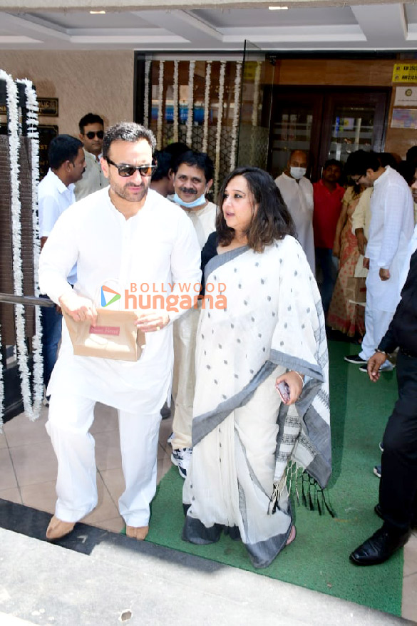 photos celebs attend pradeep sarkars prayer meet 1