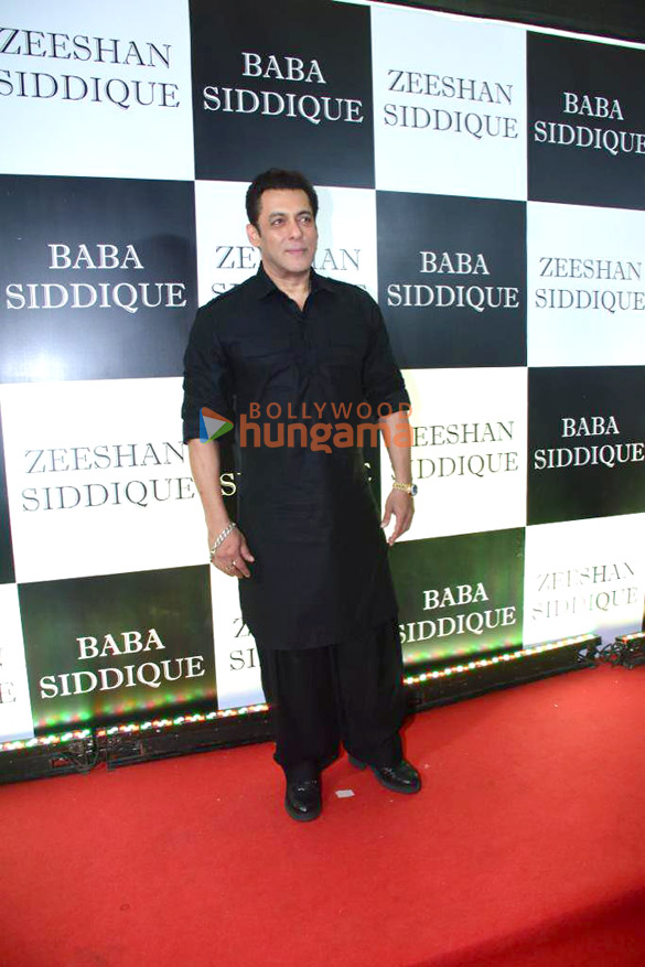 photos celebs snapped at baba siddiques iftaar party6 24