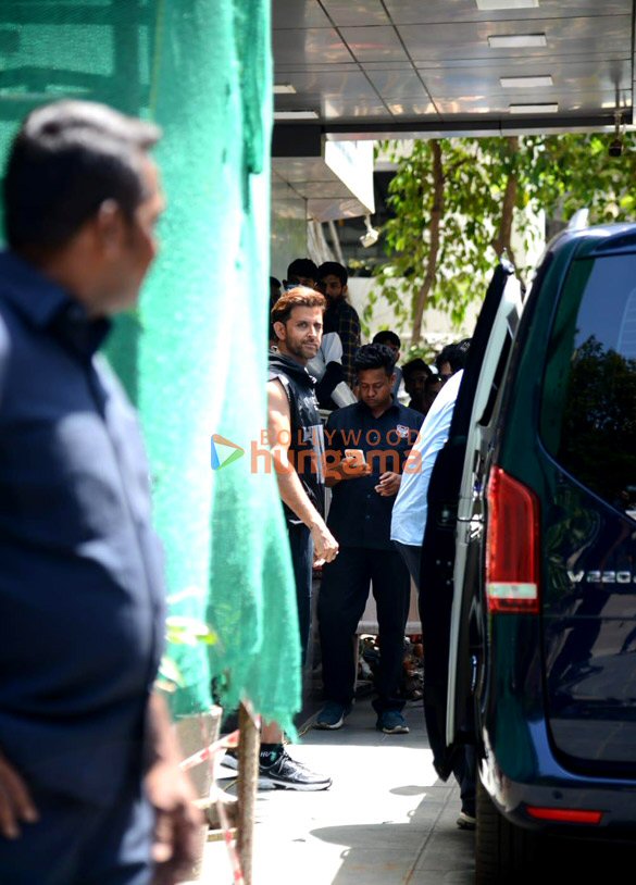 photos hrithik roshan snapped in juhu for an ad shoot 2