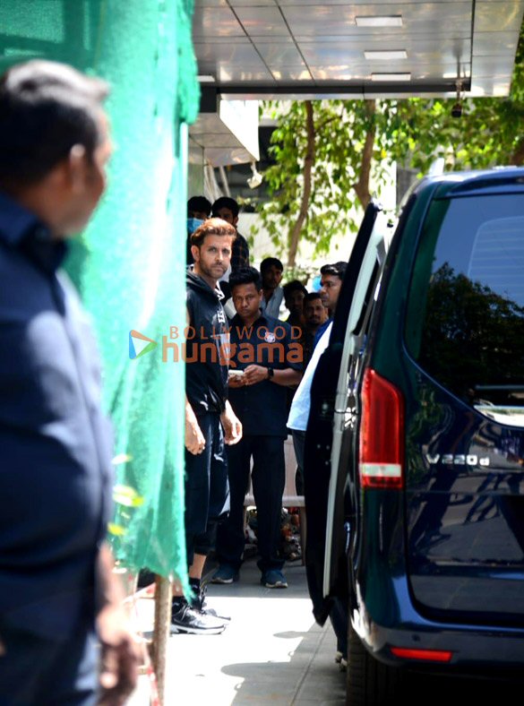 photos hrithik roshan snapped in juhu for an ad shoot 4