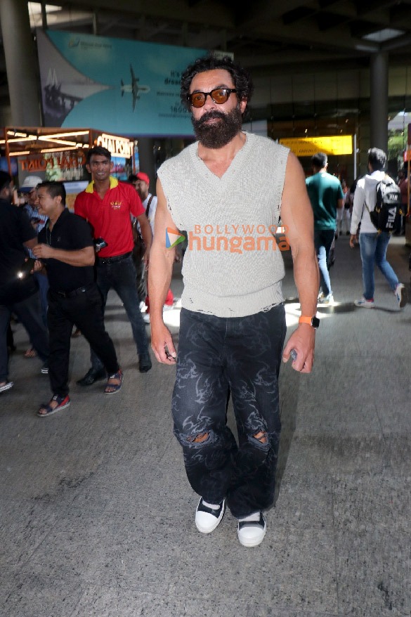 photos janhvi kapoor disha patani and others snapped at the airport 2