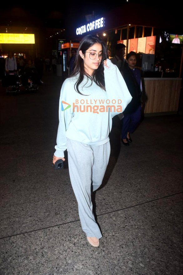 photos janhvi kapoor varun dhawan diana penty and others snapped at the airport 1