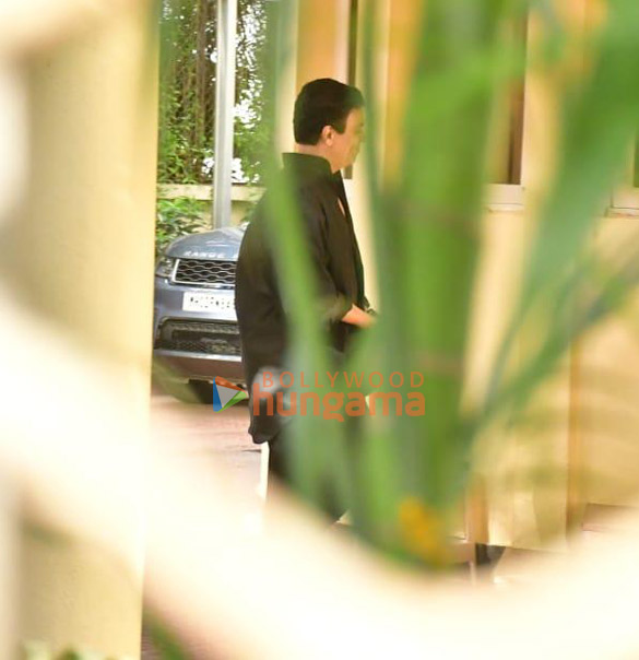 photos kareena kapoor khan saif ali khan and others snapped at yash chopras house 6