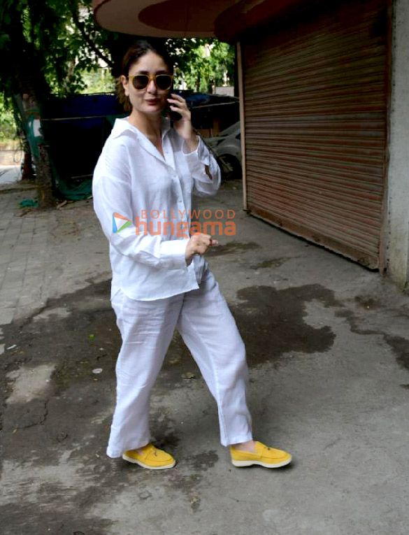 photos kareena kapoor khan snapped outside her office in khar 4