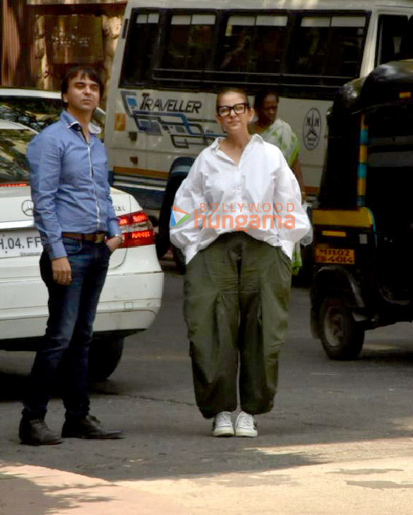 photos manisha koirala snapped in bandra 2
