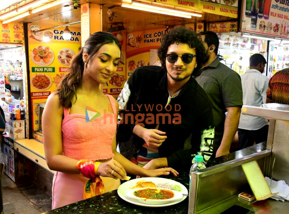 photos namashi chakraborty and amrin qureshi perform a live flash mob at juhu beach in mumbai 3