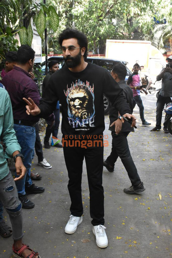 photos ranbir kapoor spotted at krome studio in bandra 3
