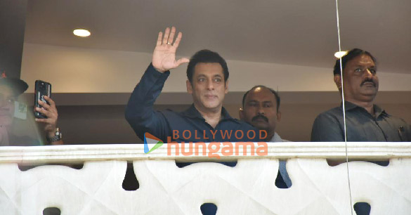photos salman khan and salim khan greets fans on occasion of eid 2023 2