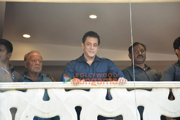 photos salman khan and salim khan greets fans on occasion of eid 2023 3