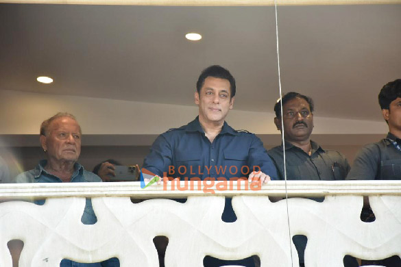 photos salman khan and salim khan greets fans on occasion of eid 2023 4