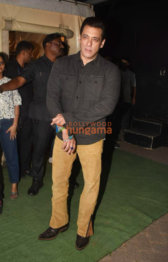 photos salman khan snapped promoting kisi ka bhai kisi ki jaan at mehboob studio 3
