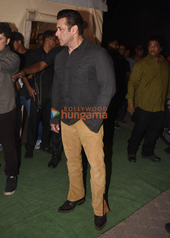 photos salman khan snapped promoting kisi ka bhai kisi ki jaan at mehboob studio 6