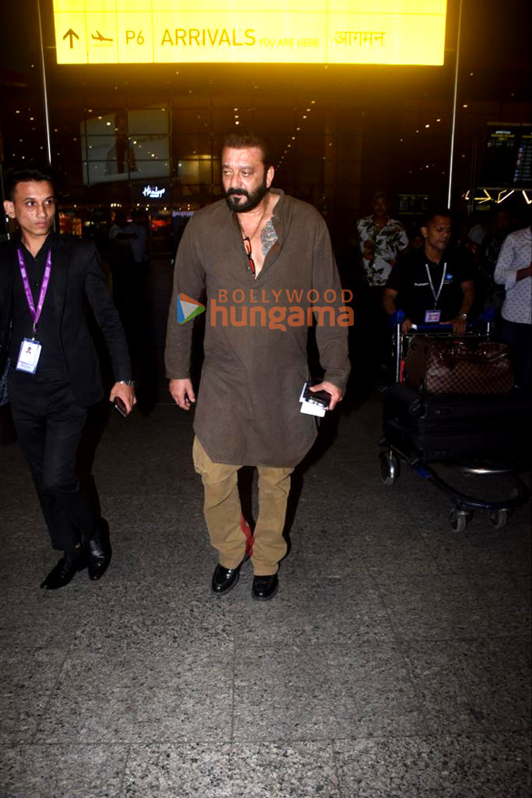 photos sanjay dutt snapped at the airport 2 2