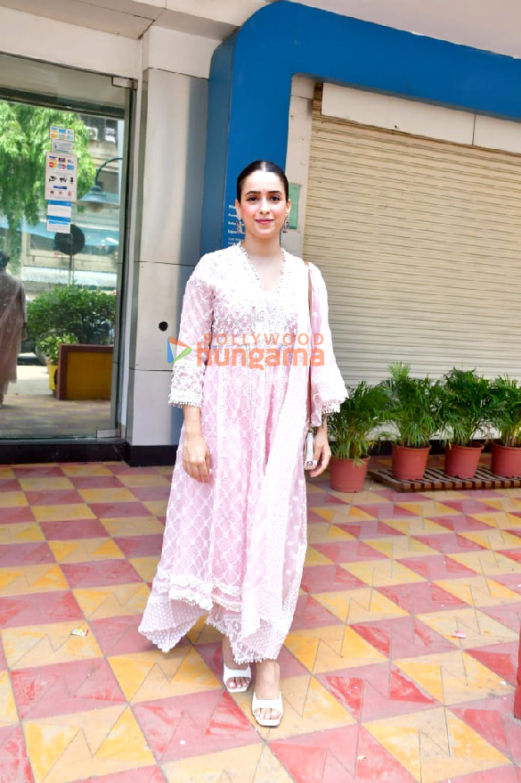 photos sanya malhotra snapped in juhu 3 5