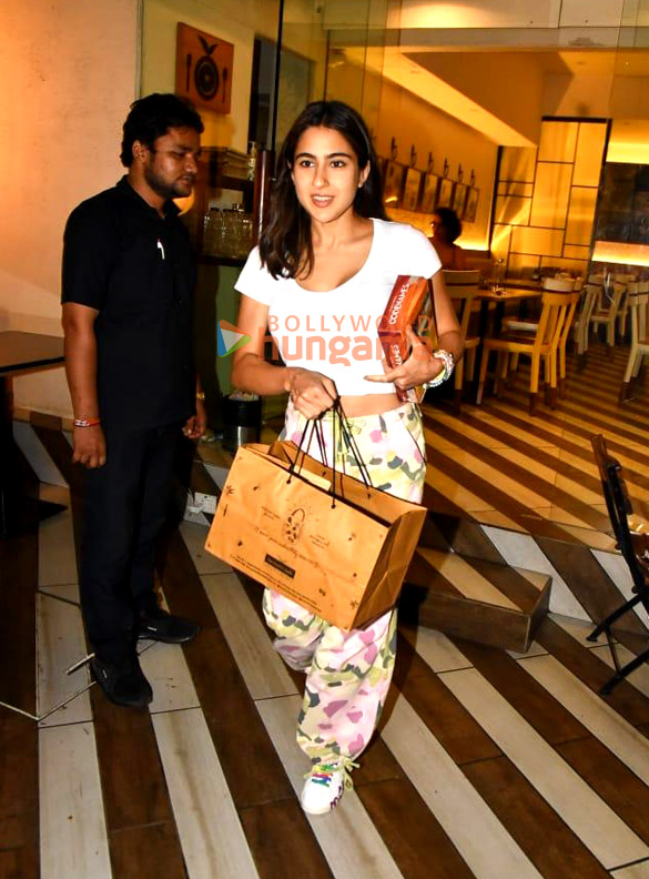 photos sara ali khan snapped at farmers cafe in bandra 1 2