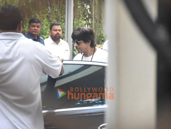 photos shah rukh khan aryan khan karan johar others snapped at aditya chopras house to pay last respects to pamela chopra 00 2