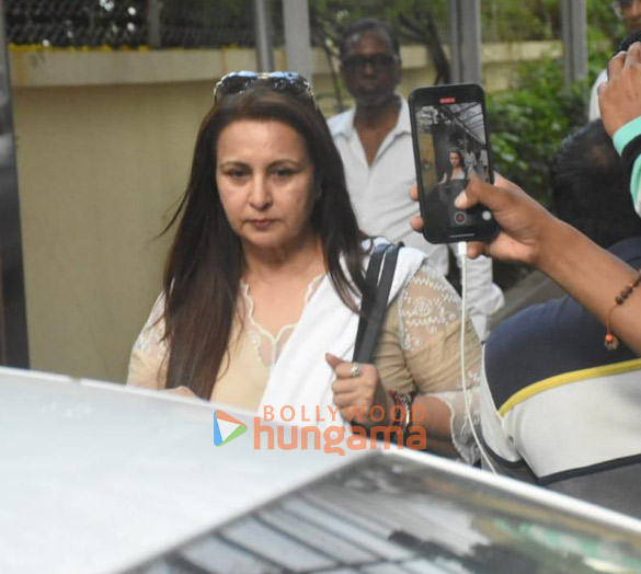 photos shah rukh khan aryan khan karan johar others snapped at aditya chopras house to pay last respects to pamela chopra 0101 5