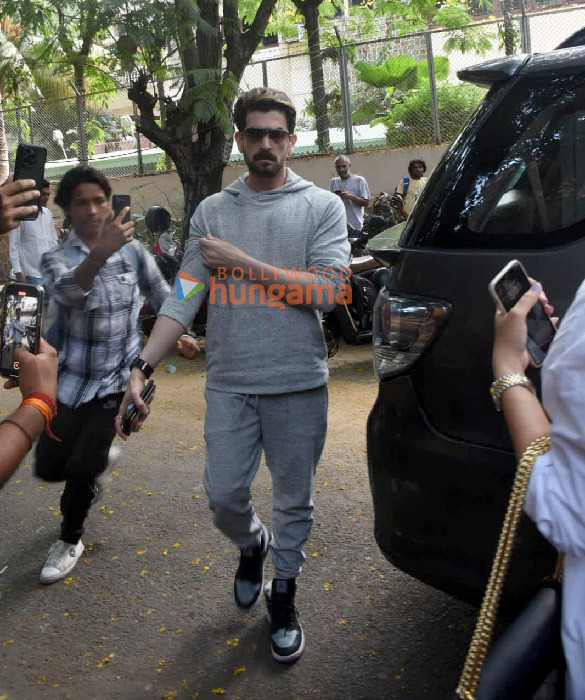 photos shah rukh khan aryan khan karan johar others snapped at aditya chopras house to pay last respects to pamela chopra 1 4