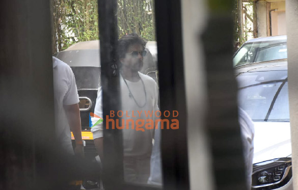 photos shah rukh khan aryan khan karan johar others snapped at aditya chopras house to pay last respects to pamela chopra 1