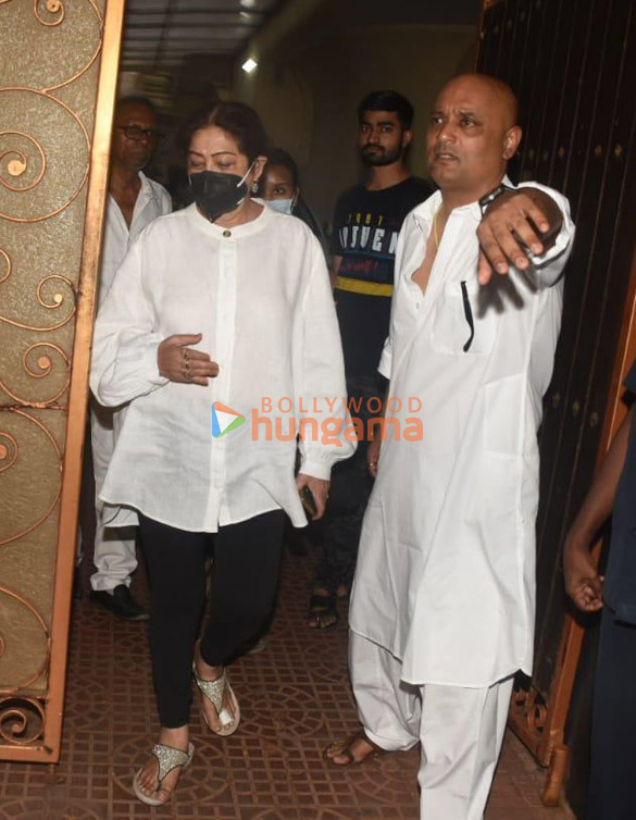 photos shah rukh khan aryan khan karan johar others snapped at aditya chopras house to pay last respects to pamela chopra 2233 1