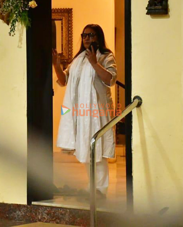 photos shah rukh khan aryan khan karan johar others snapped at aditya chopras house to pay last respects to pamela chopra 2233 7