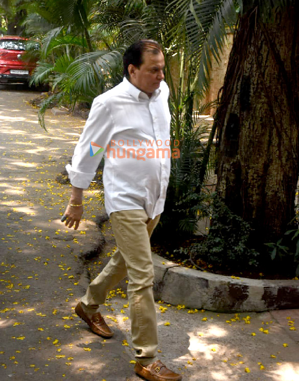 photos shah rukh khan aryan khan karan johar others snapped at aditya chopras house to pay last respects to pamela chopra 5