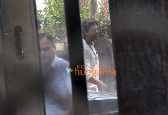 photos shah rukh khan aryan khan karan johar others snapped at aditya chopras house to pay last respects to pamela chopra 6