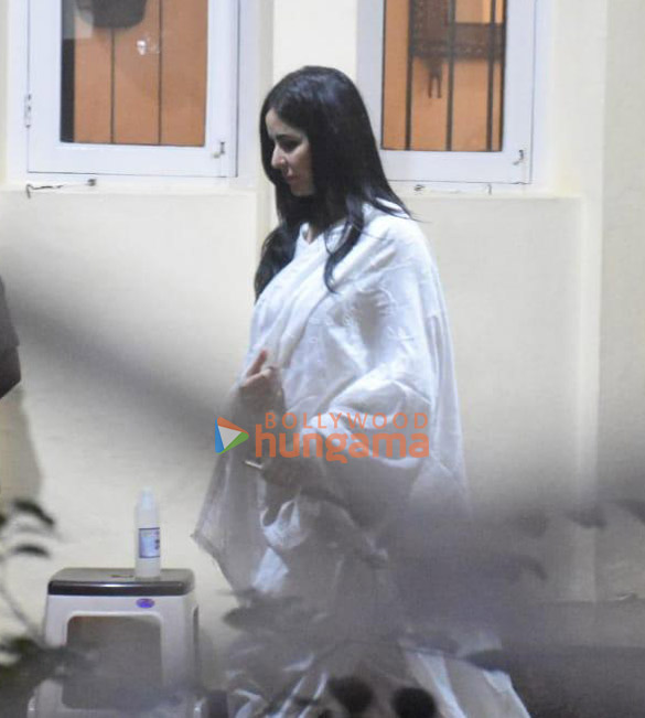 photos shah rukh khan aryan khan karan johar others snapped at aditya chopras house to pay last respects to pamela chopra 9766 4