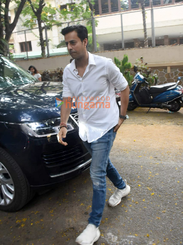 photos shah rukh khan aryan khan karan johar others snapped at aditya chopras house to pay last respects to pamela chopra3 2