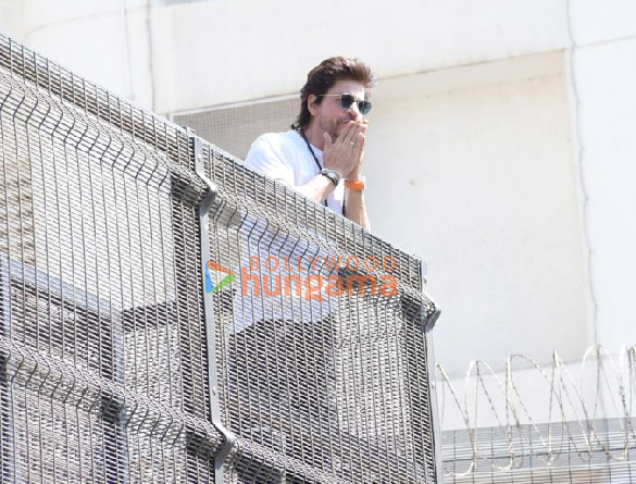 Photos: Shah Rukh Khan greets fans outside Mannat on Eid 2023 Photos: Shah Rukh Khan greets fans outside Mannat on Eid 2023