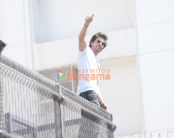 photos shah rukh khan greets fans outside mannat on eid 2