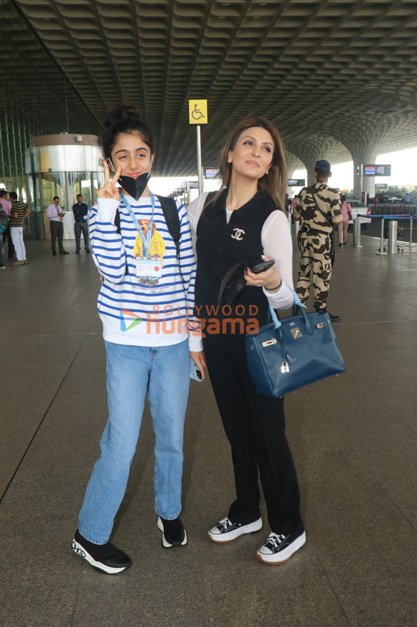 photos shahid kapoor mrunal thakur and others snapped at the airport 2