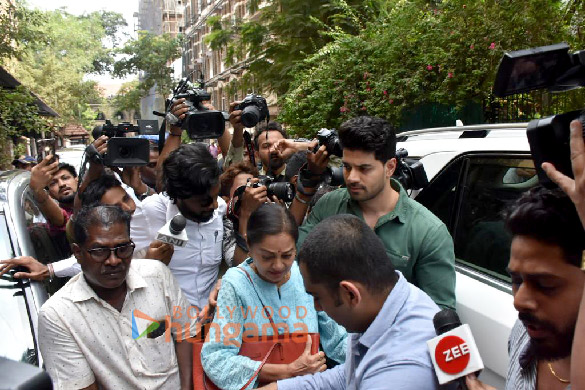Photos Sooraj Pancholi snapped with mom Zarina Wahab at Mumbai sessions court (3)