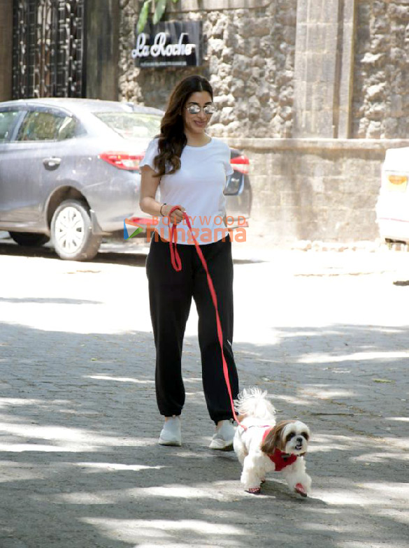 Photos: Sophie Choudry spotted in Khar Photos: Sophie Choudry spotted in Khar