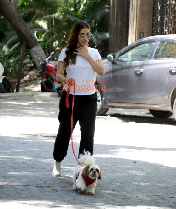 photos sophie choudry spotted in khar 4 5