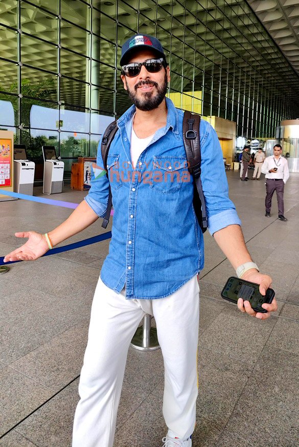 photos varun dhawan janhvi kapoor and dino morea snapped at the airport 3