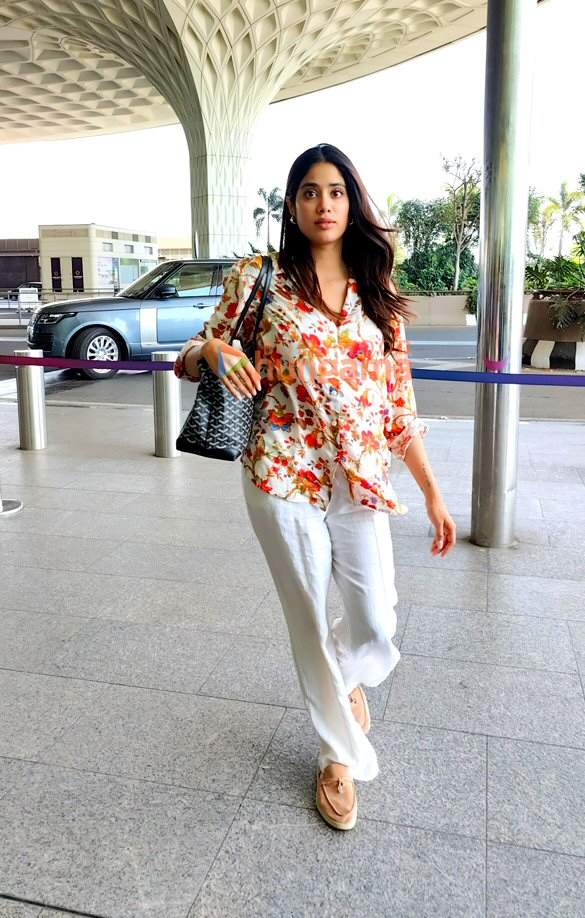 photos varun dhawan janhvi kapoor and dino morea snapped at the airport 6