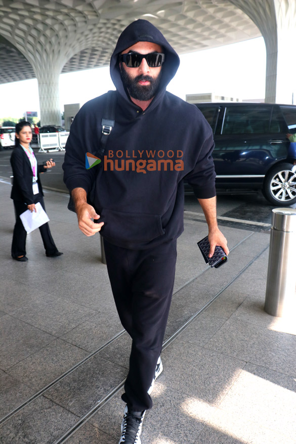 photos vicky kaushal katrina kaif ranbir kapoor and others snapped at the airport2 1