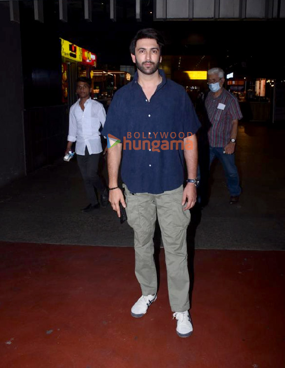 photos vicky kaushal katrina kaif ranbir kapoor and others snapped at the airport6 1
