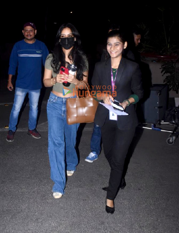 photos vicky kaushal katrina kaif ranbir kapoor and others snapped at the airport6 2