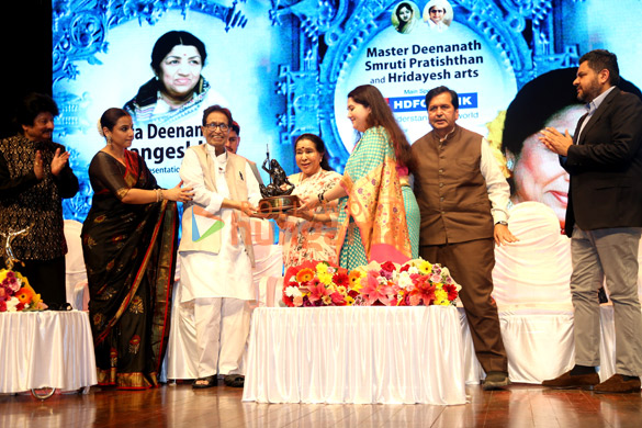 photos vidya balan asha bhosle others snapped at lata deenanath mangeshkar awards 4