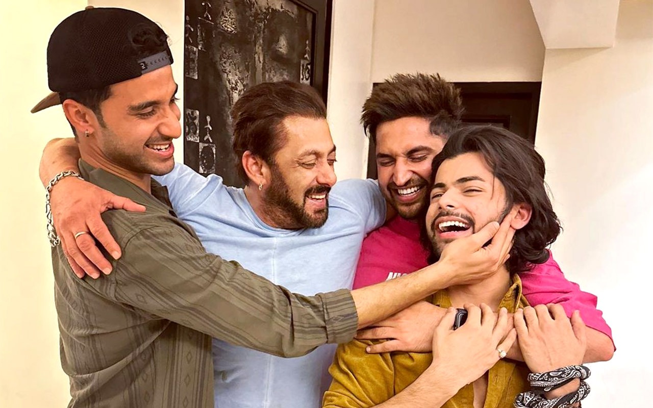 Bromance alert: Salman Khan poses with Kisi Ka Bhai Kisi Ki Jaan co-stars, Jassie Gill, Raghav Juyal, & Siddharth Nigam; see post