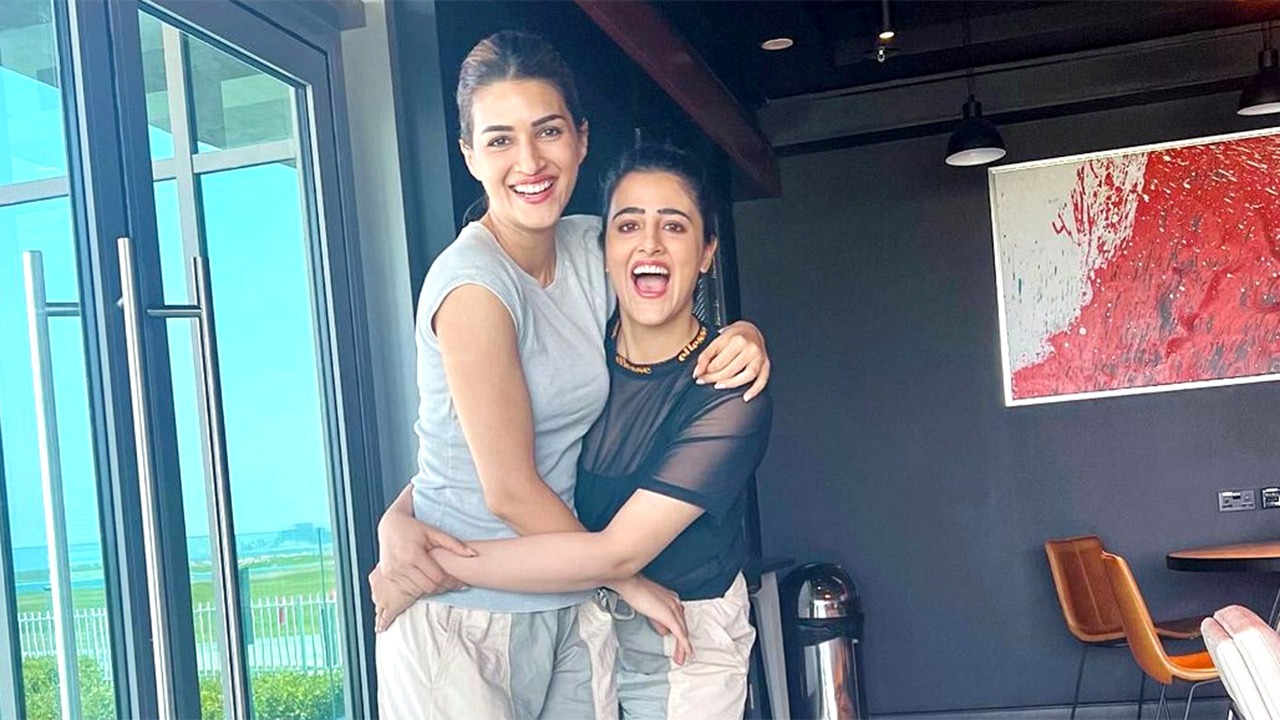 Kriti Sanon and Nupur Sanon tick off Skydiving from their bucket list; watch : Bollywood News