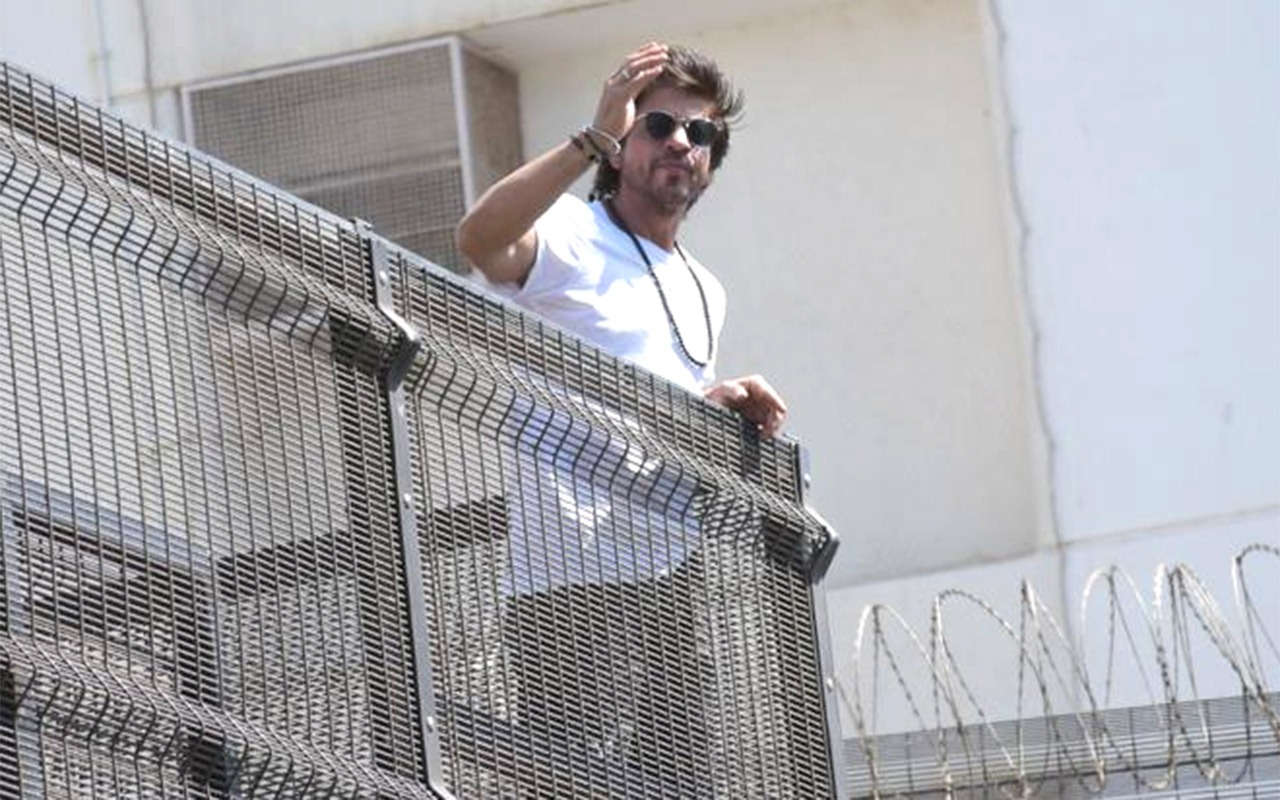 Shah Rukh Khan greets massive crowd outside Mannat on Eid: "Let’s spread the love"