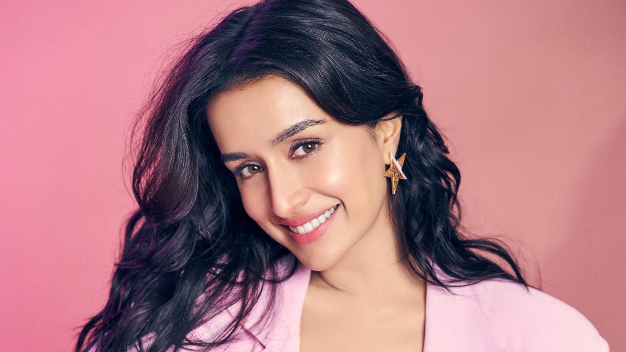 Shraddha Kapoor gives the best reaction to paparazzi telling her that her presence makes films cross Rs. 100 crores