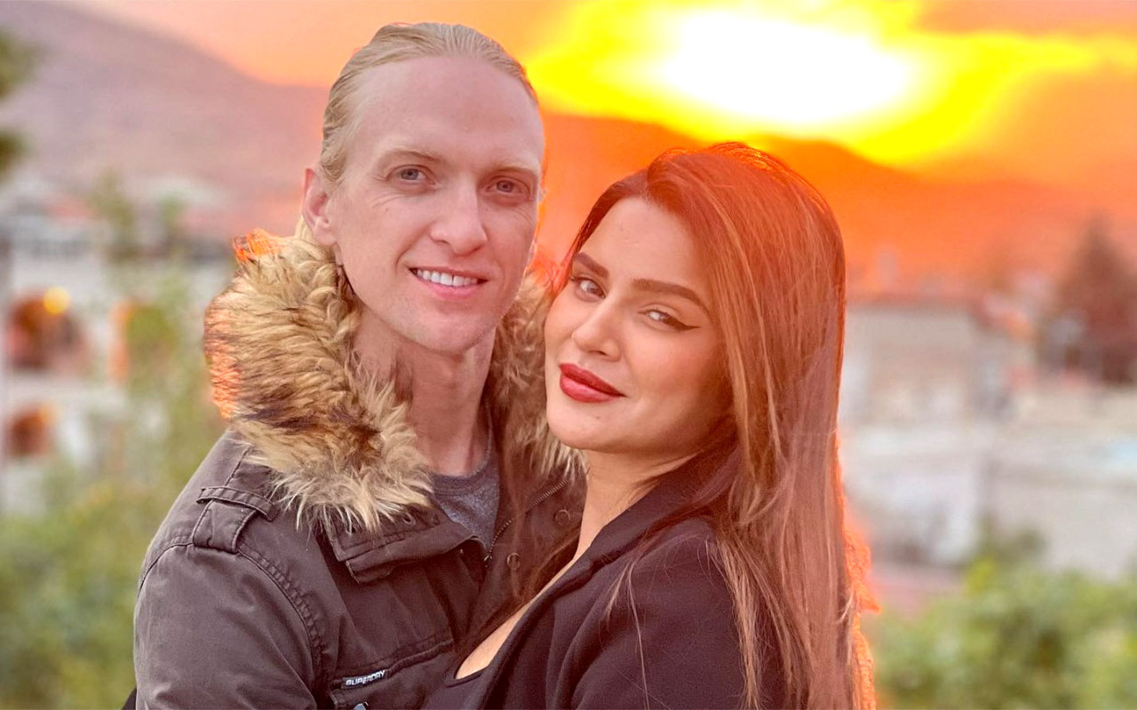 Aashka Goradia will welcome her first 'beach baby' with husband Brent Goble in November 2023
