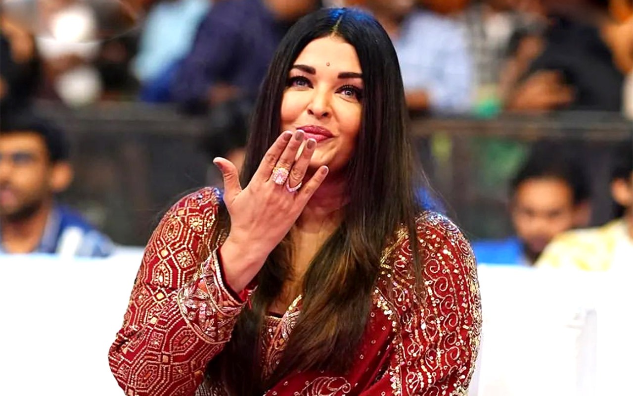 Aishwarya Rai Bachchan talks about ‘getting along with boys more than girls’ to Karan Johar in this video; netizens troll her for ‘belittling’ women : Bollywood News