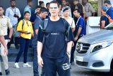 Akshay Kumar poses for paps in an all black outfit